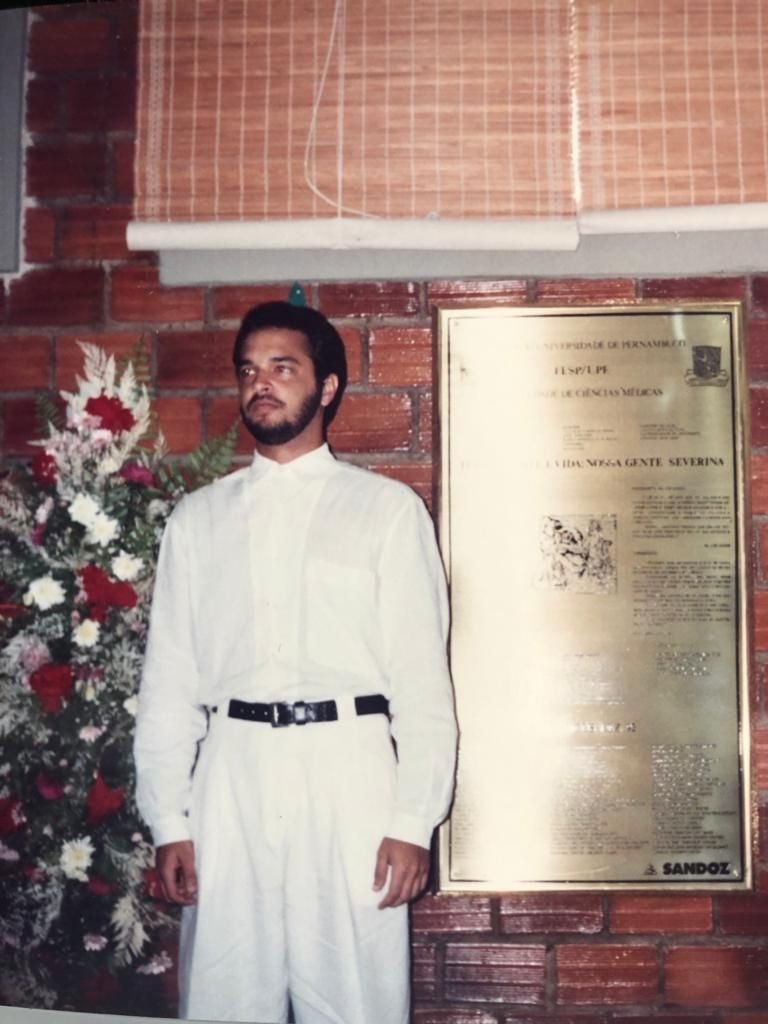 Dr. Gustavo Barros