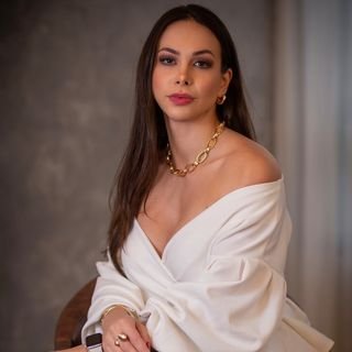 Dr. Mayara Lindsey