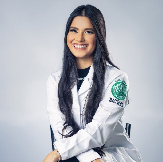 Dra. Amanda Oliveira de Rezende