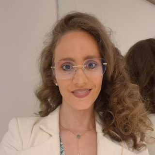 Dra. Carina Leomil