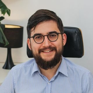 Dr. Gustavo Pakes