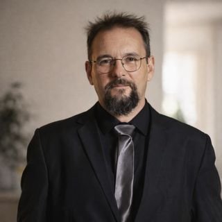 Prof. Kristiano Suit