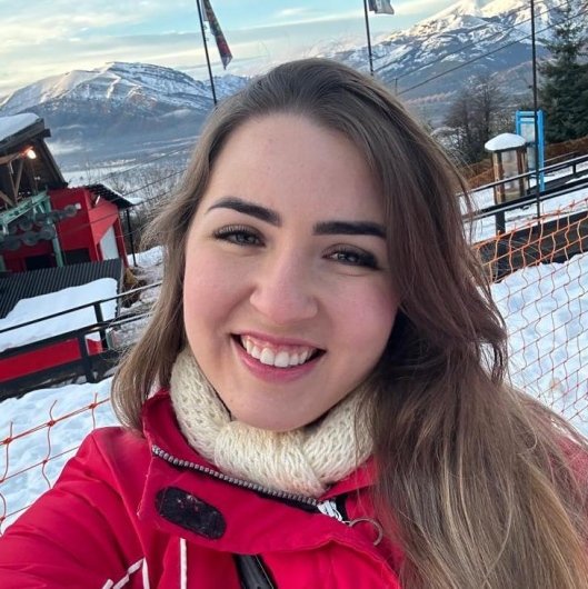Dra. Julye Azeredo Bastos