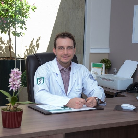 Dr. Rodrigo Elias Moreschi