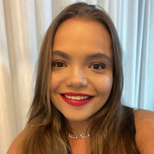 Dra. Júlia Avelar