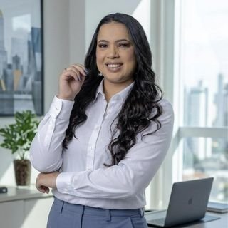 Dra. Thais Aparecida Ribeiro de Freitas