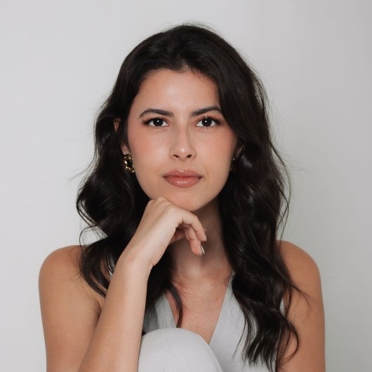 Dra. Ana Júlia Telles