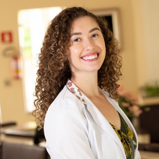 Dra. Flávia Oliveira
