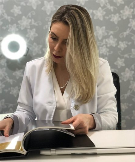 Dra. Amanda Cândido da Silva