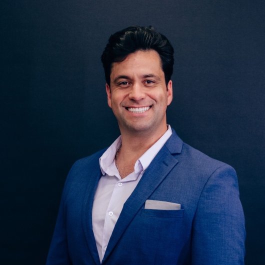 Dr. Raphael Tavares