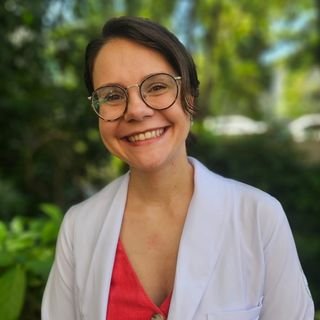 Dra. Nicolle Ferrari Menezes