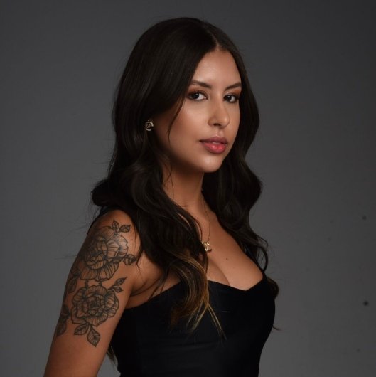 Dra. Thais Flores