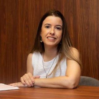 Dra. Lara Lopes