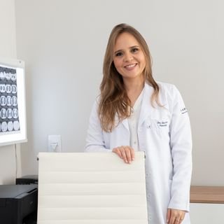 Dra. Aline dos Santos Ribeiro