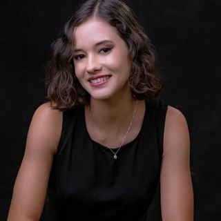 Carla Reis Maia .