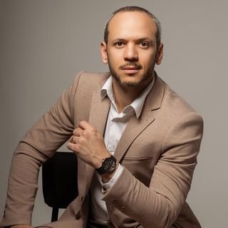 Dr. Lasaro André