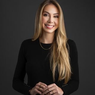 Dra. Julia Carvalho Kozelinski .