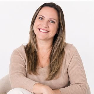 Dra. Larissa Esteves