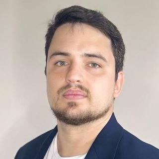 Dr. Lucas Alvarez