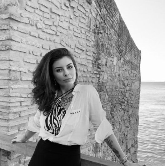 Dra. Lara Mendes