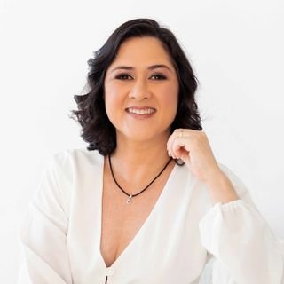Débora Nunes .