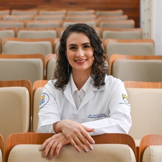Dra. Thais Silva Lourenco