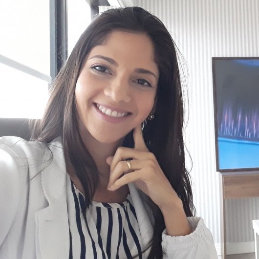 Dra. Lívia Gomes