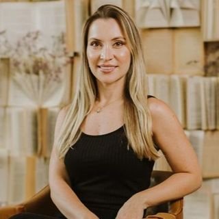 Dra. Isis Calegare Carvalho