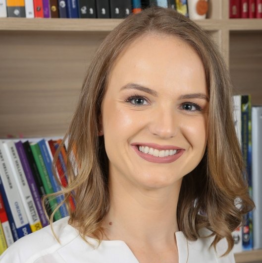 Letícia Simioni Schossler