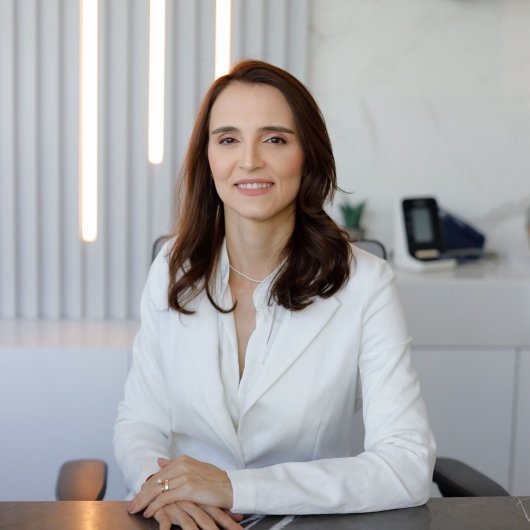 Dra. Andréa Esteves