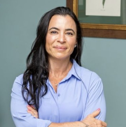 Dra. Júlia Calixto