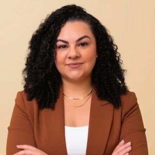 Dr. Dra. Mayara Mesquita (Especialista em tratamento da Coluna)