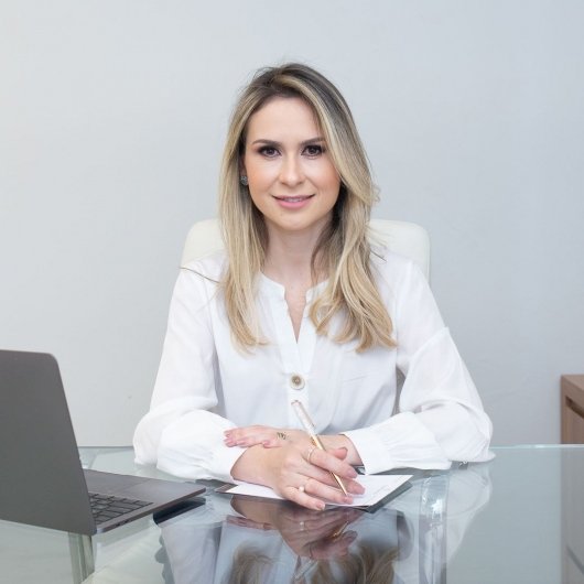 Dra. Lorena Queiroz Dumont