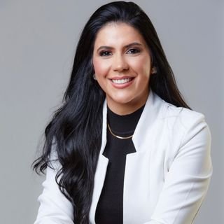 Dra. Maria Clara Argolo Costa .