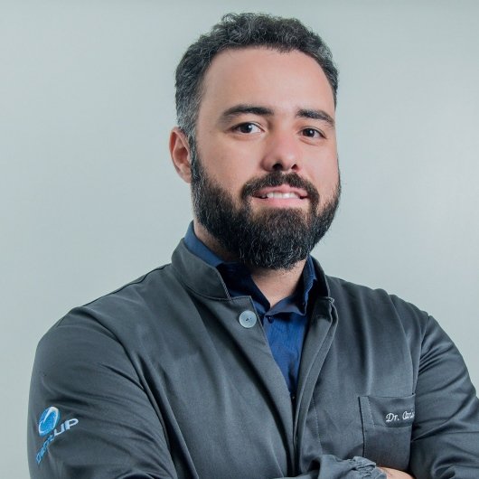 Dr. Carlos Leal