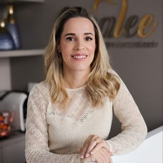 Dra. BRUNA FARIAS VAJGEL