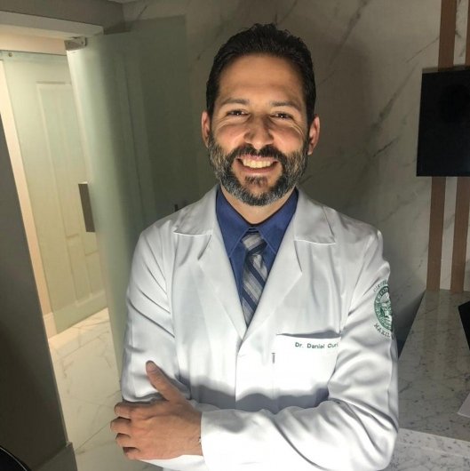 Dr. Daniel Curi