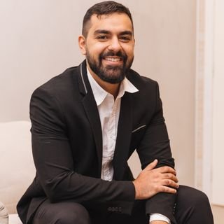 Dr. Nikolas Vale