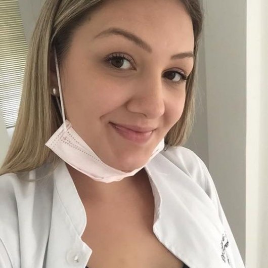 Dra. Larissa de Cássia dos Santos