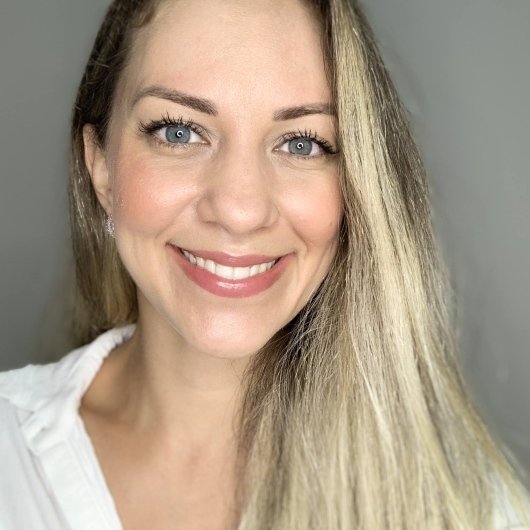Dra. Quézia Anders