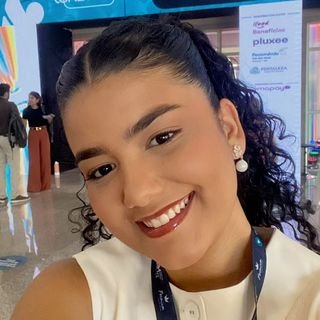 Dra. Yasmin Farias Almeida dos Santos