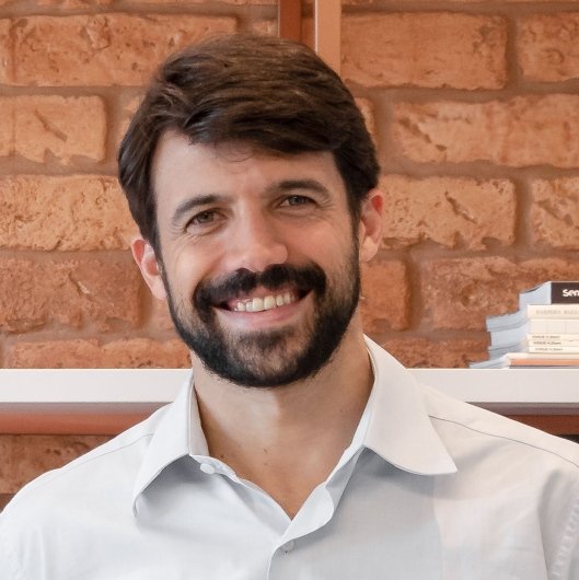 Dr. Gustavo Varella