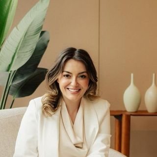 Dra. Aline Silveira