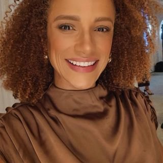 Dra. Karine Graziele Leal Corlaite
