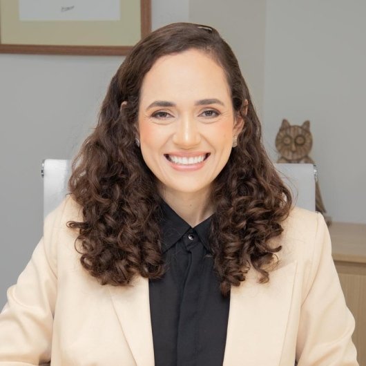 Dra. Esiane Freitas
