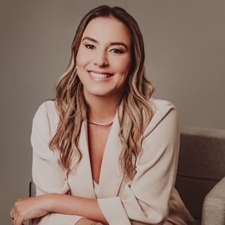 Dra. Bruna Barros Garbim