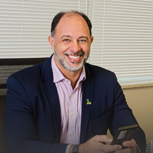 Dr. Stefan Simões