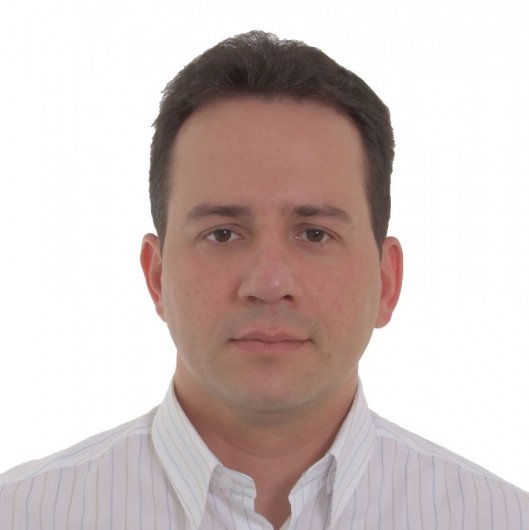 Dr. Dennis Holanda