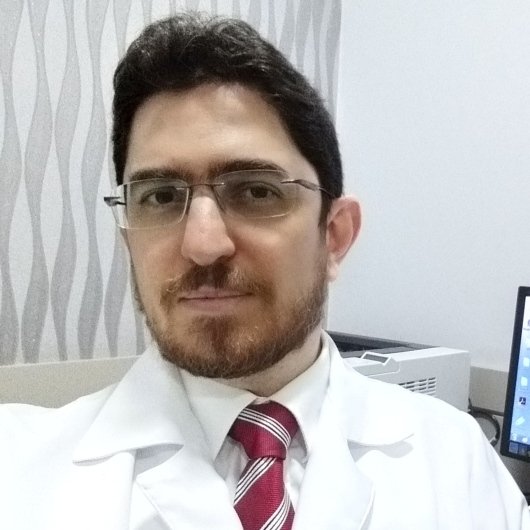 Dr. Thiago Acrux