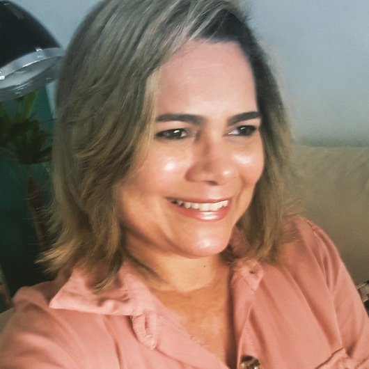 Dra. Fabrícia Lins